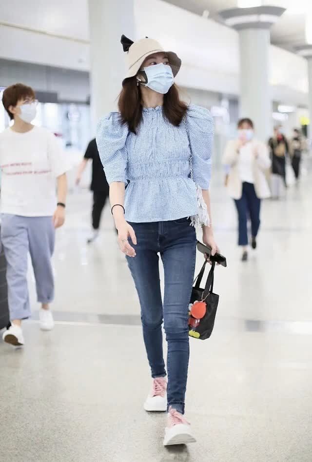 郁可唯穿泡泡袖好减龄,基础款牛仔裤秀螳螂腿,37岁仍是女团身材