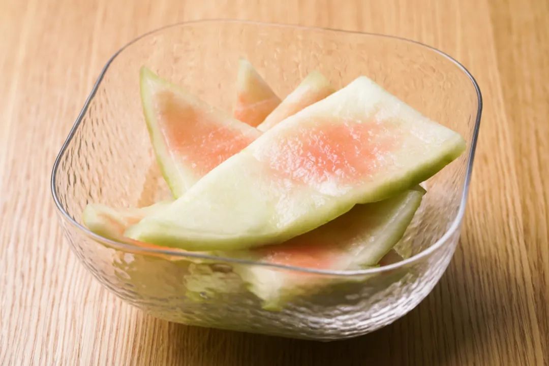 西瓜皮也能吃?还是酸辣拌的?对不起真香__凤凰网