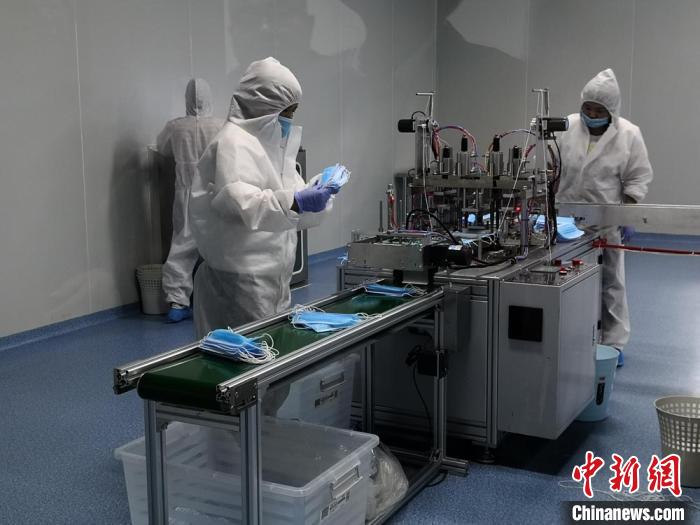 图为入驻西部药谷的医疗器械公司工人加紧生产口罩.(资料图) 杜萍 摄