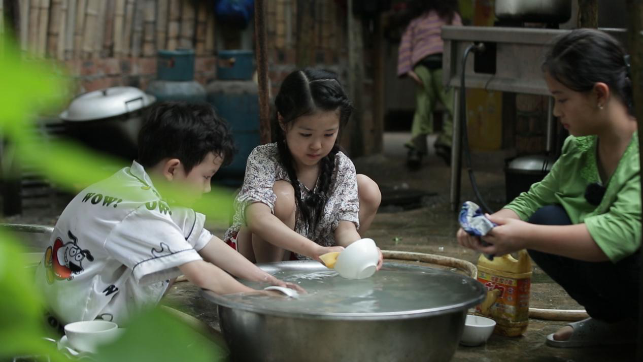 节目围绕二胎萌娃的劳动锻炼等主题,传播"谁知盘中餐,粒粒皆辛苦"的