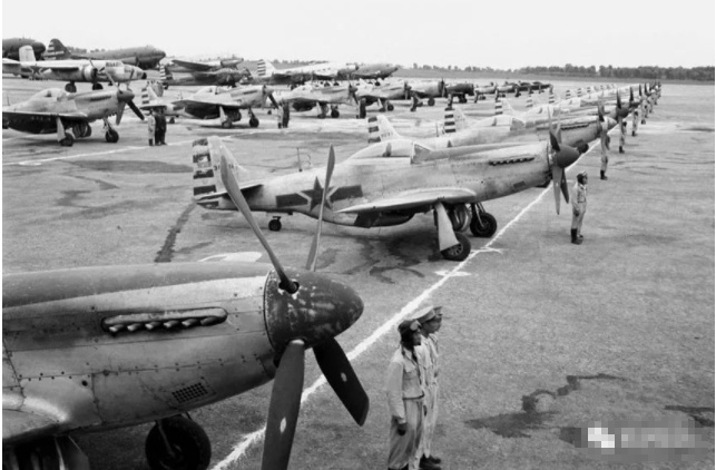 (这是当年从破烂堆里抢救回来的p51战机,每一架原来都是残骸,被飞机厂