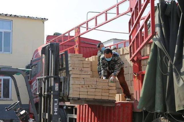 "东营龙府酒厂是咱镇的重点企业,2月6日镇上召开企业复工会议以后,我