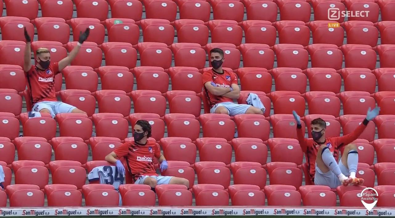 真人山人海莫拉塔看台鼓掌为球队造气氛