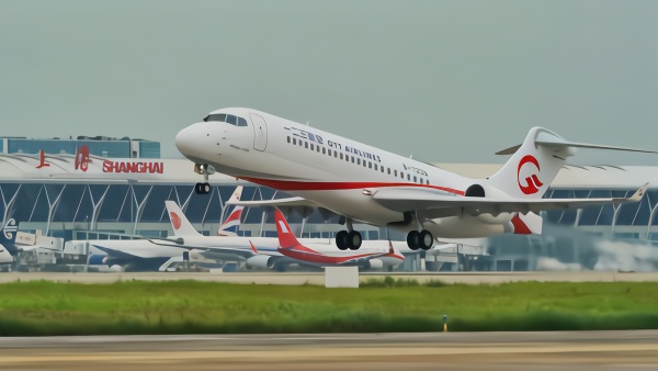 东航首架国产arj21飞机成功降落虹桥机场