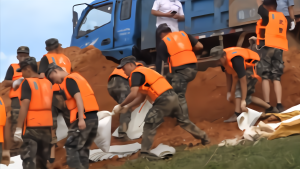 98抗洪老将再战永修洪水,带00后战士封堵管涌