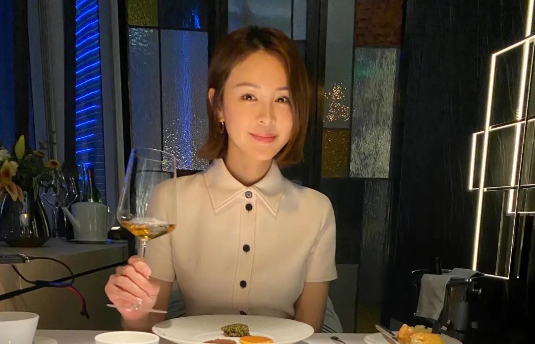 嫁给爱情的关悦真美一袭白裙知性优雅配微卷短发年轻10岁不止