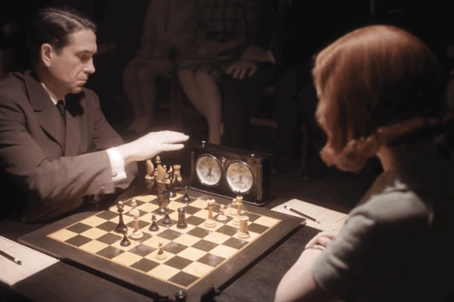 讲述了50年代,在孤儿院长大的天才少女beth,凭借惊人的国际象棋天赋