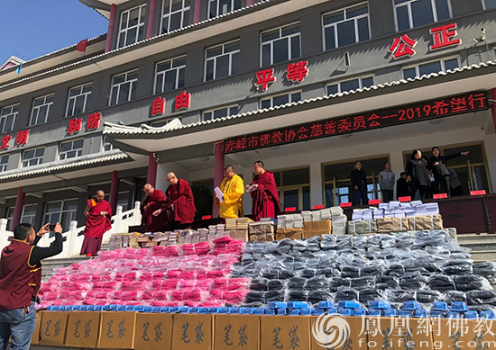 2019年4月,“希望行”来到喀喇沁旗王爷府蒙古族学校,捐赠书包、文具和课外图书等。(图片来源:凤凰网佛教 康宁寺提供)