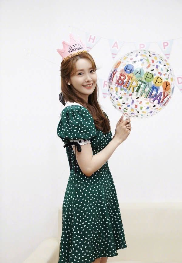 林允儿举办生日派对庆祝30岁生日网友这时尚减龄感确定30
