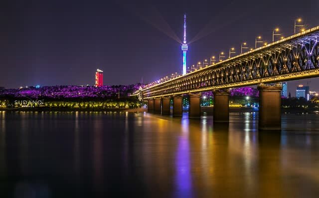 它是万里长江上的第一座大桥是武汉最美的夜景之一令人骄傲