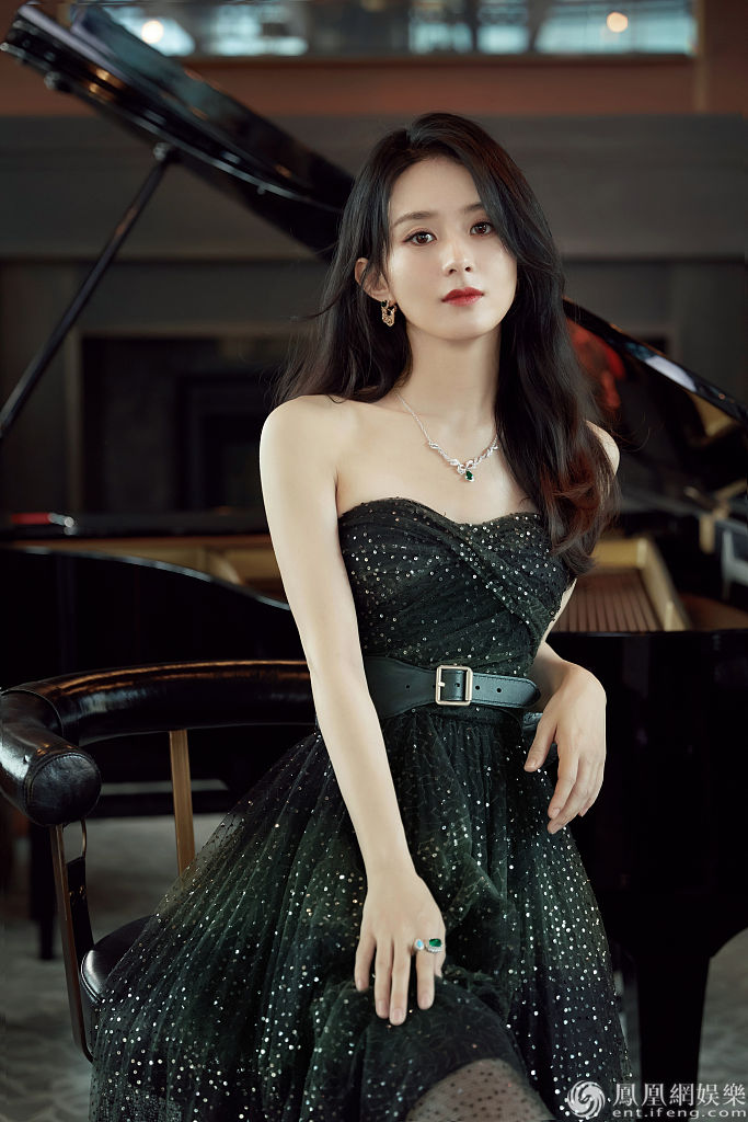 赵丽颖星河渐变裙写真气质温婉眼神杀高级又养眼