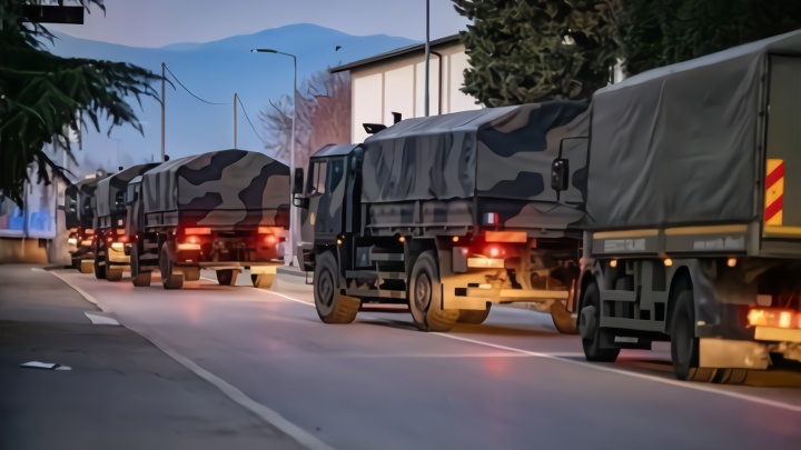 场面太凄惨，意大利军队派出70辆军车，转移死亡患者遗体