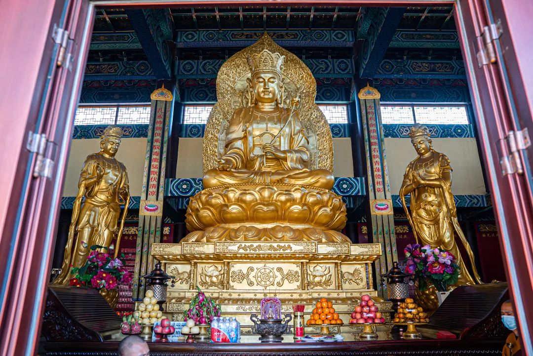 清净庄严长春万寿寺殿堂内恭迎文殊菩萨圣诞吉日