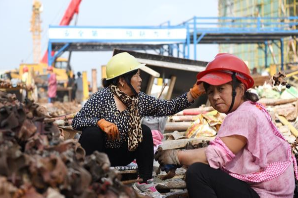 女农民工心酸生活白天工地干活晚上混居城中村全是无奈