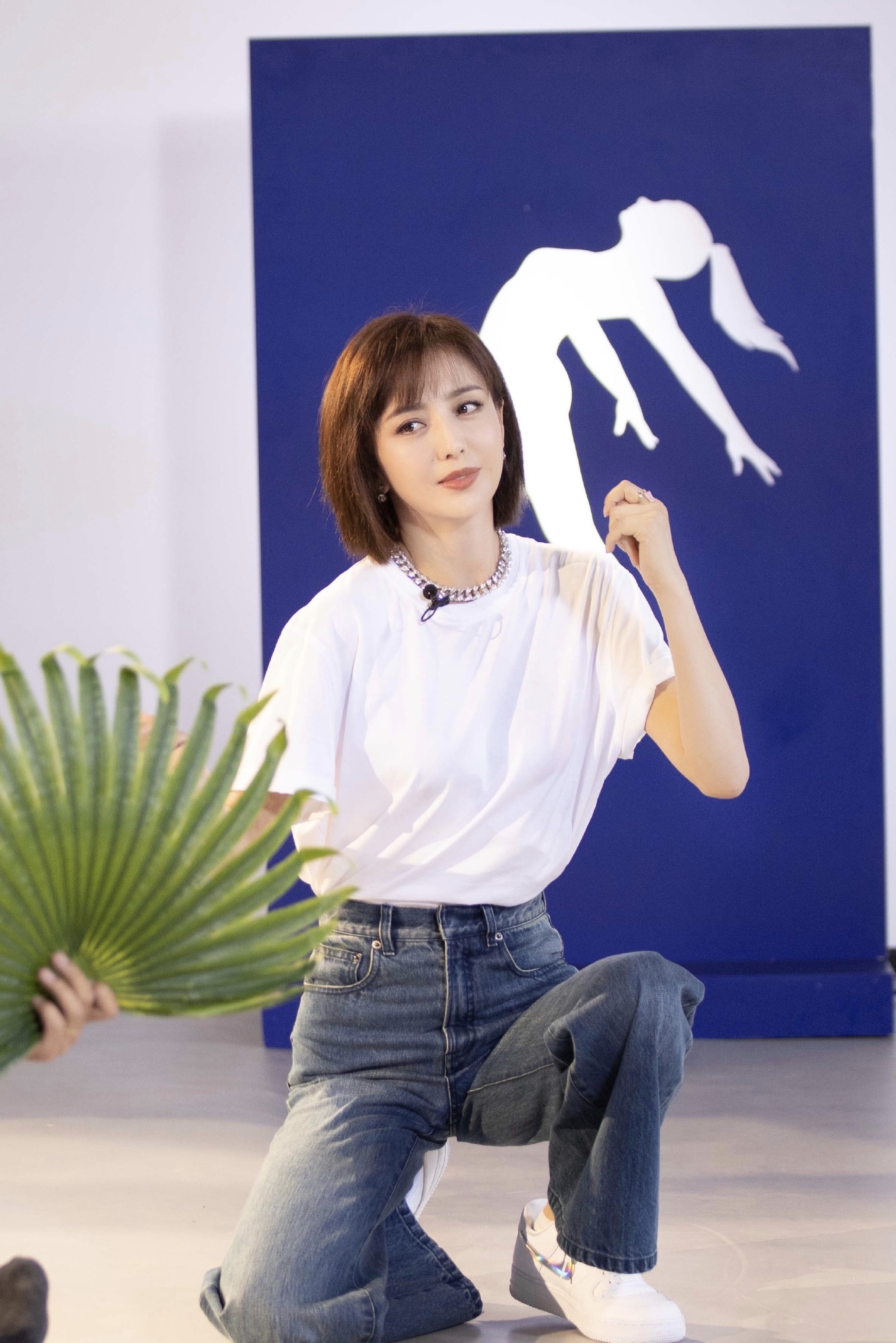 佟丽娅综艺花絮照释出宽松t恤搭配短裤小鸟腿让人羡慕