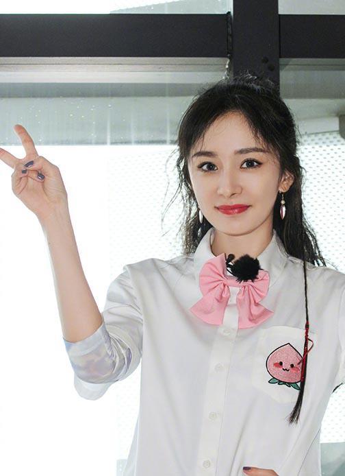 杨幂又现少女感穿搭衬衫搭粉色短裤青春靓丽蜜桃耳环可爱满分