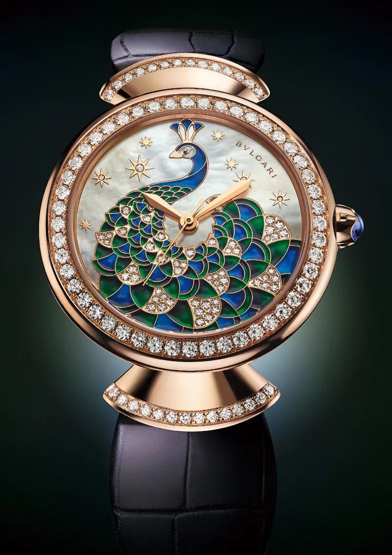 色彩和对称结构均被巧妙融入表盘中, 展现出青春活力和梦幻般的想象力