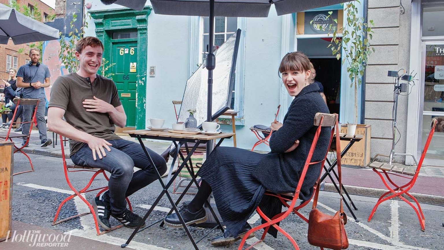 共15张1905电影网讯近日,外媒曝光了一组大热英剧《普通人》的拍摄