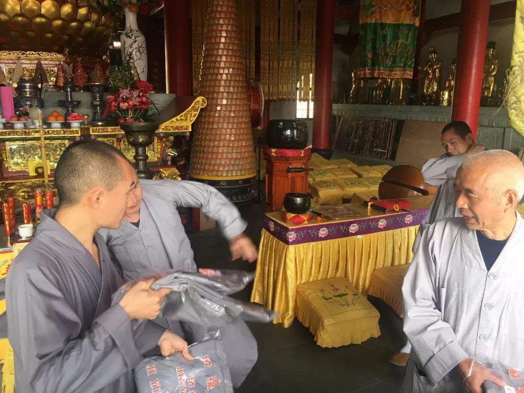 让我们一起给辛苦多年的僧伽们供养僧服,护持僧宝功德无量无边