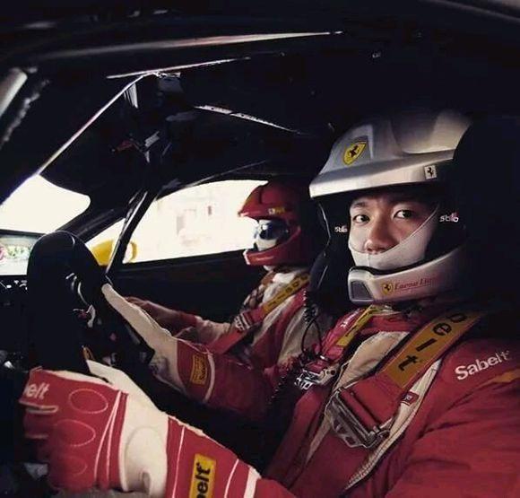 张康阳在ins上晒过他的豪车,比如花了 2900万买了 帕加尼huayra bc