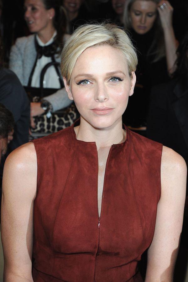 夏琳王妃终于换发型了!剪狗啃式刘海翻车,穿心机亮黄皮衣太吸睛