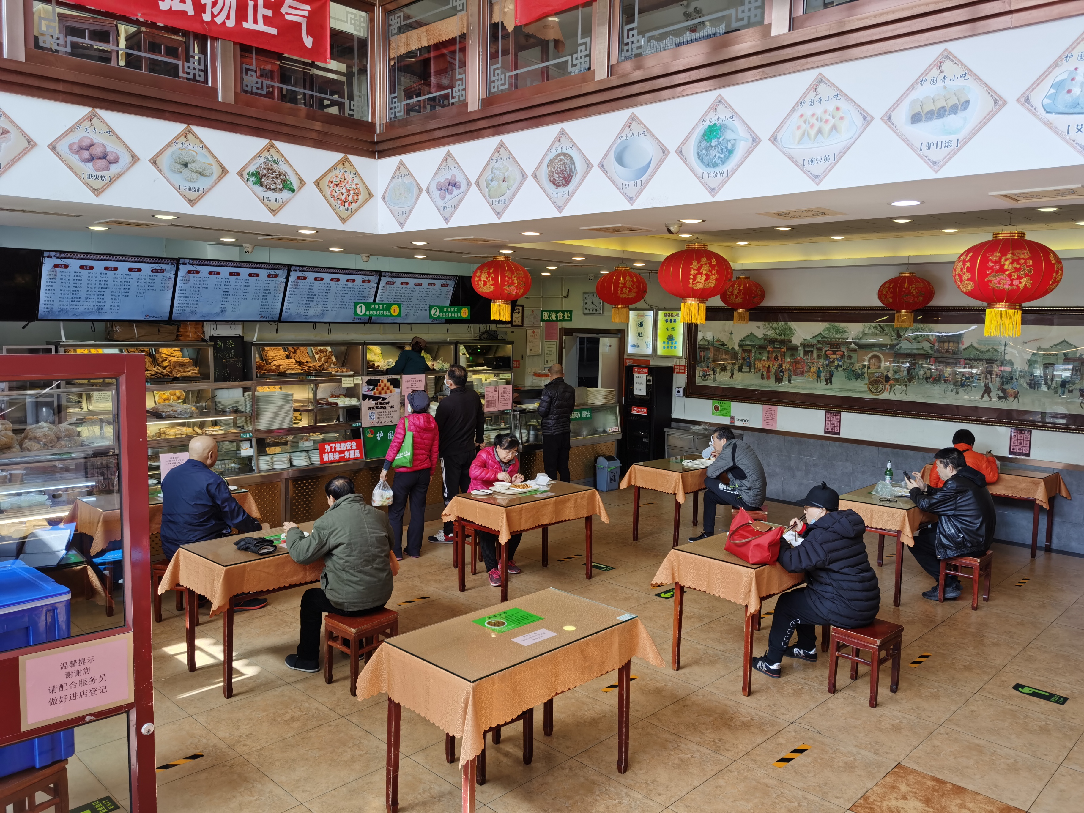 新京报记者 陈琳 摄餐厅堂食升温,部分门店建议两人分桌坐3月25日