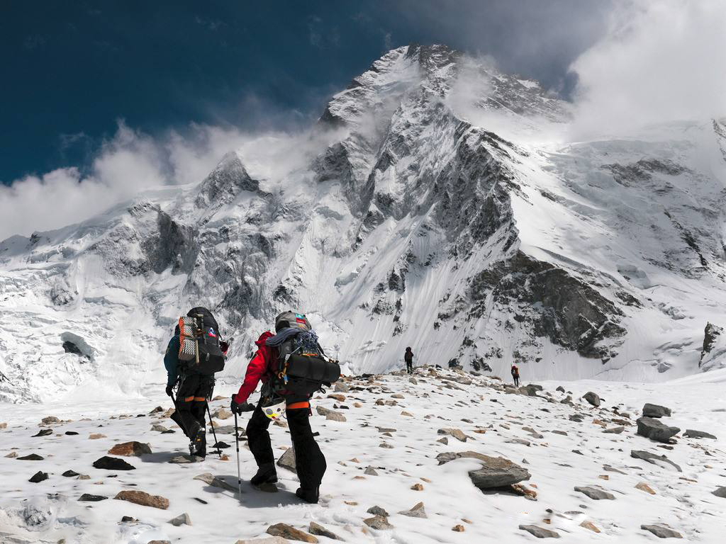中国登山史上最惨烈的山难17名登山队员全军覆没迄今无人登顶