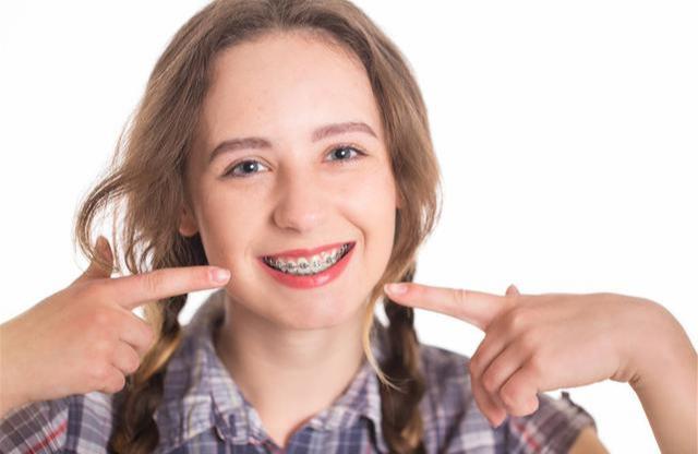 好不容易摘了牙套还要终身佩戴保持器