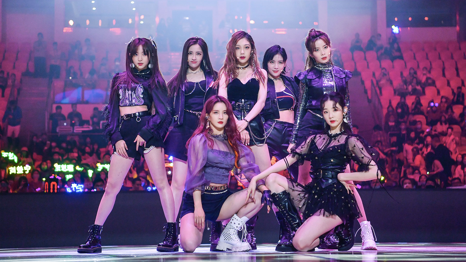 硬糖少女303开场表演。