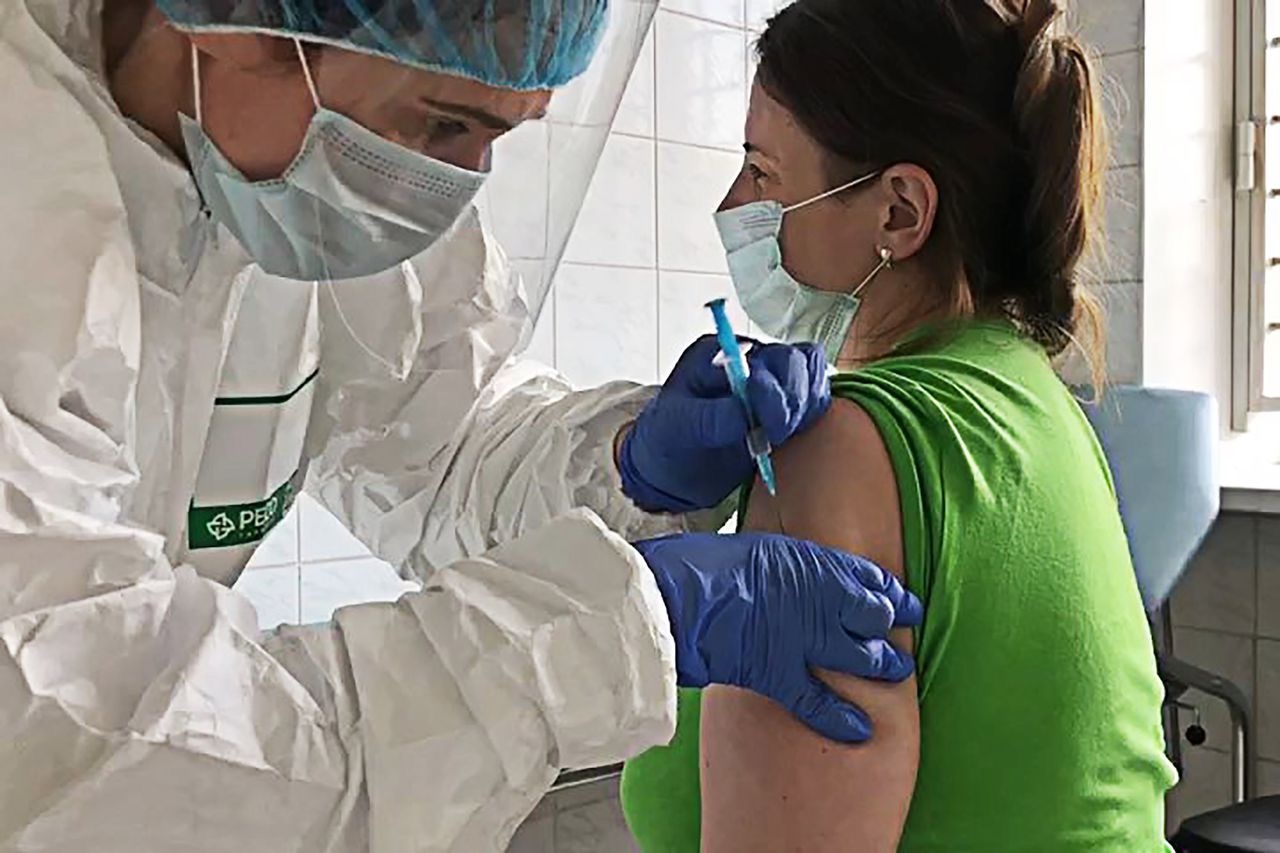 俄衛生部長宣布10月開始大規模接種自研新冠疫苗