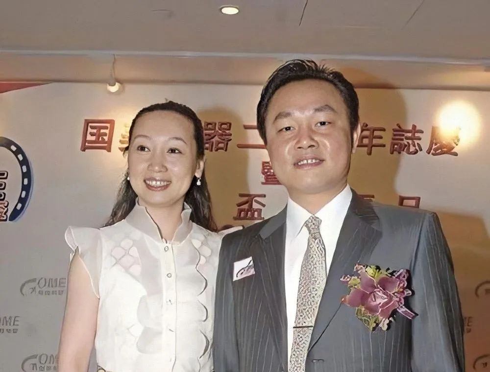 黄光裕出狱,妻子杜鹃等了他12年.