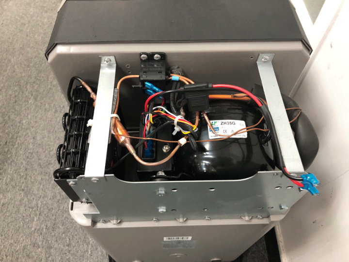 拆机测评:英得尔vs冰虎,哪款车载冰箱更值得推荐?__凤凰网