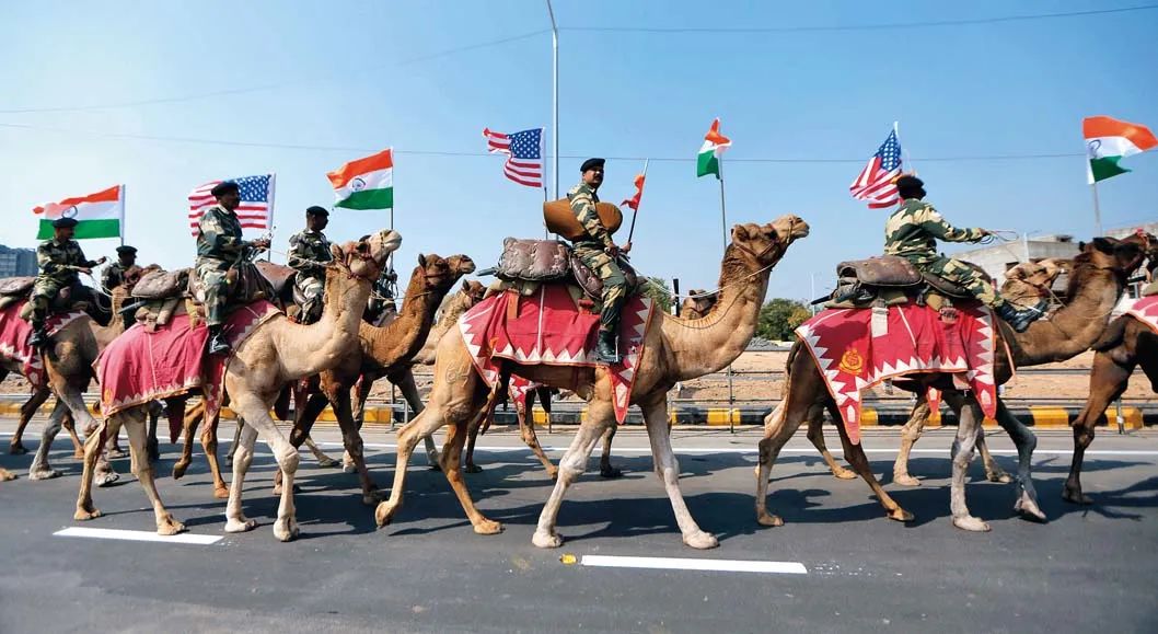 ▲资料图片：美国总统特朗普访问印度前夕，在印度艾哈迈达巴德，安保人员骑的骆驼背上插了美印两国国旗。新华社发