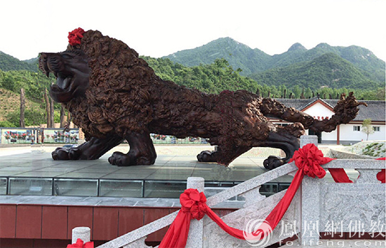 博物馆广场的雄狮（图片来源：凤凰网佛教 桐柏山木雕博物馆提供）