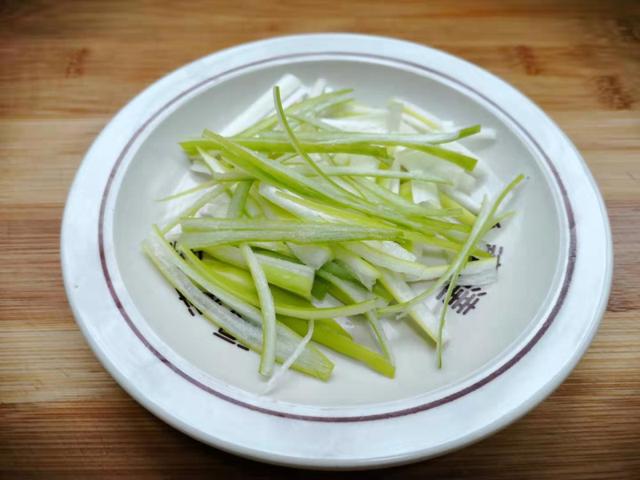 五,将焯熟的豆芽和胡萝卜丝还有葱白丝放入盘中