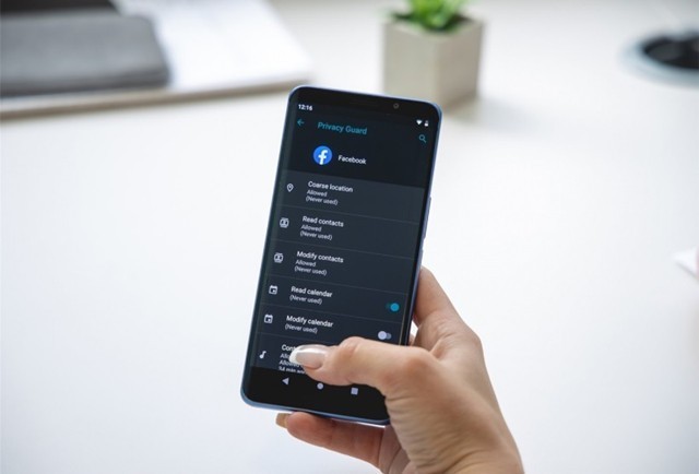 XDA团队研发出运行LineageOS和UbuntuTouchOS的全键盘手机