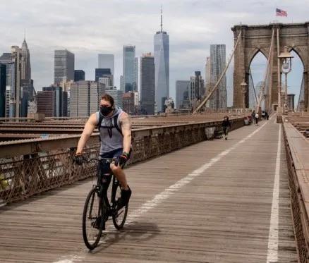 一名年轻人在布鲁克林大桥上骑车