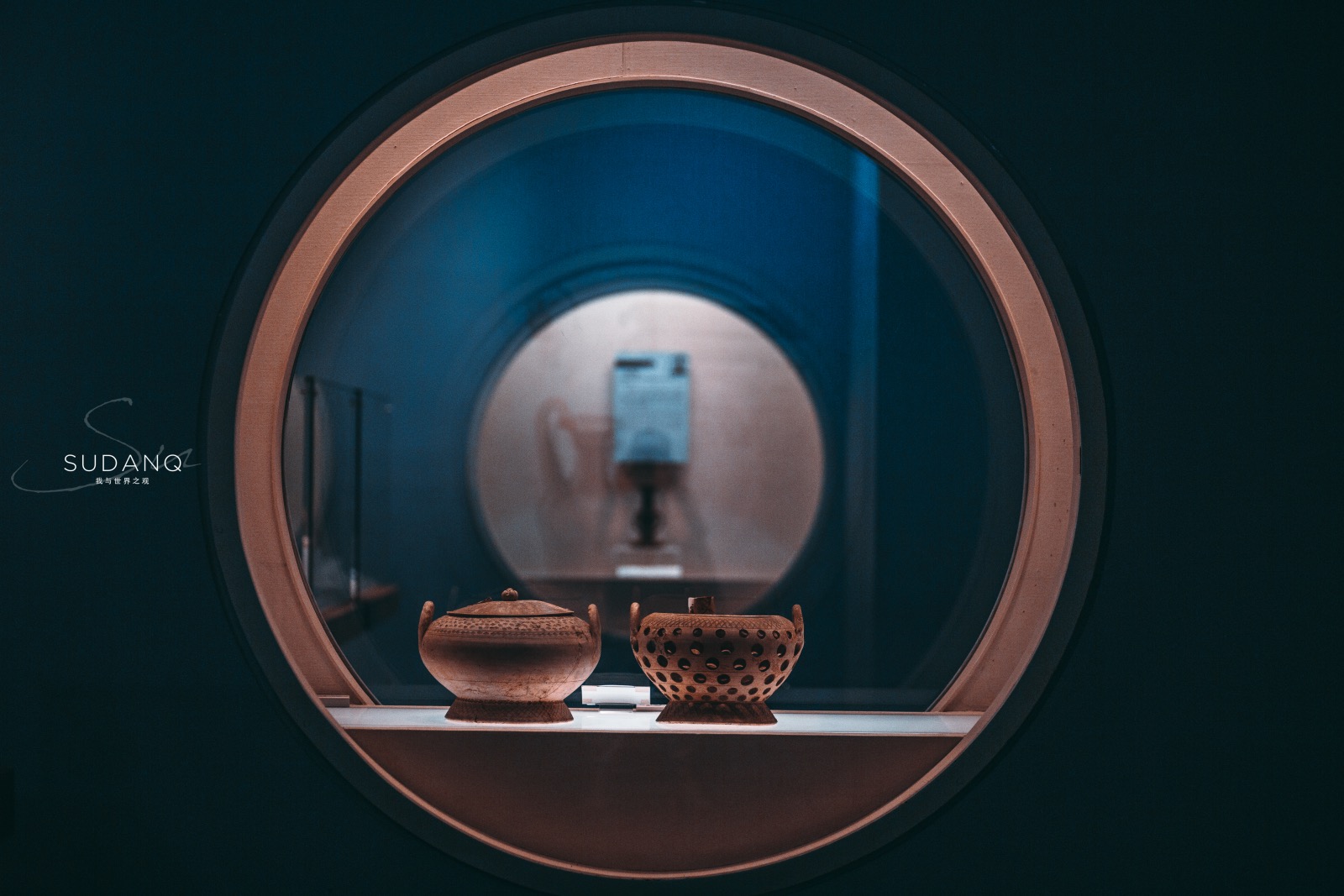 湖北省博物馆这一橱窗设计太美了如时空穿梭看古代瓷器之美