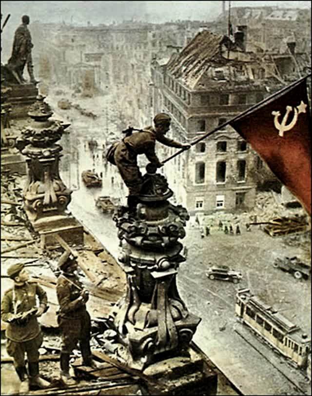 1945年4月30日:第二次世界大战:苏联红军把标志胜利的红旗插上柏林