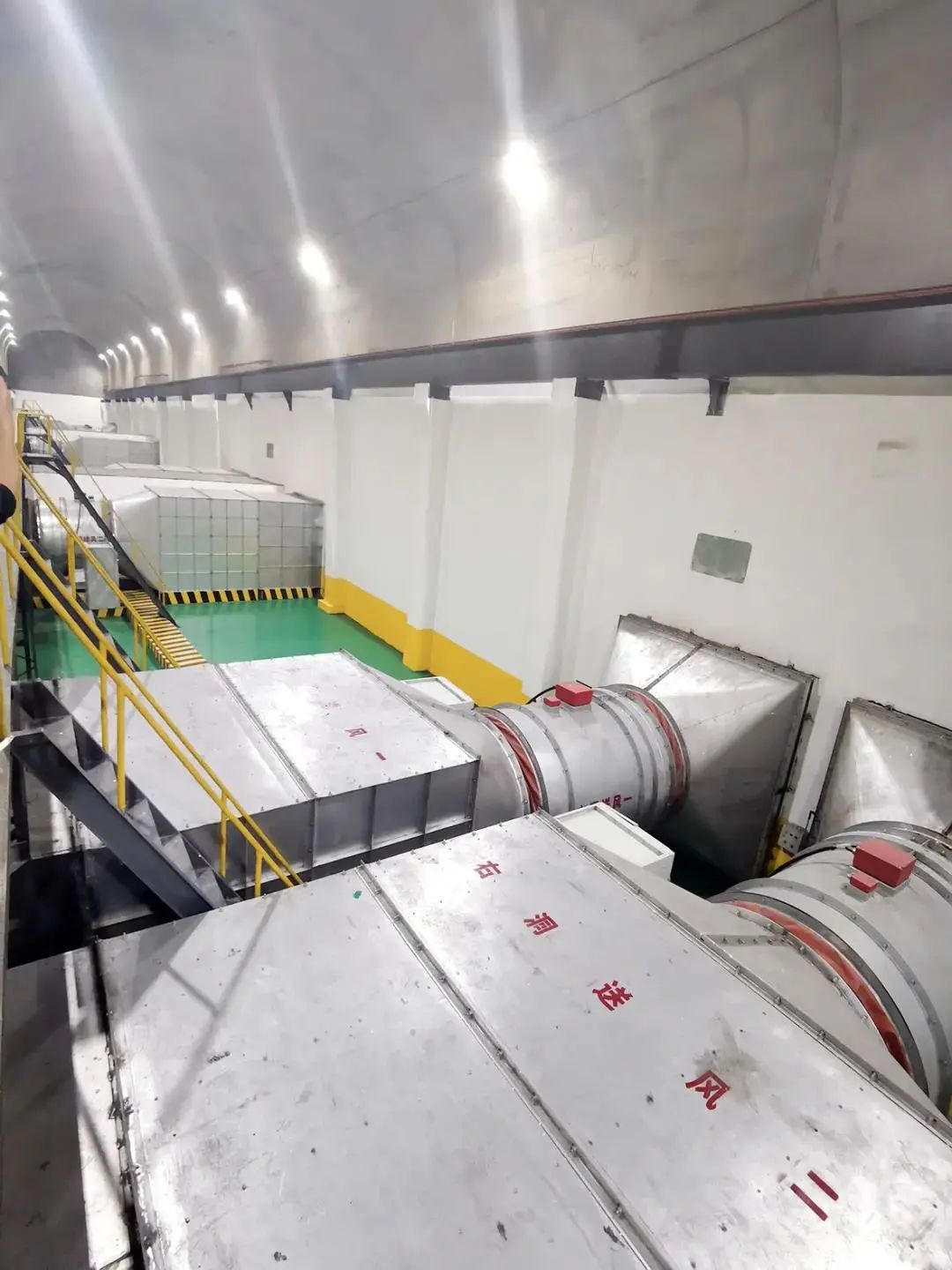 在米仓山隧道出入口两端上方,分别建有两个地上通风机房,这两个地上