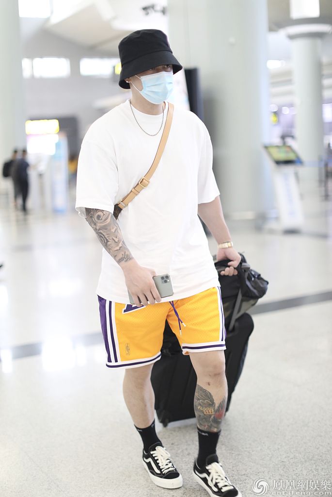蒋劲夫久违现身机场,一身运动装花臂抢镜