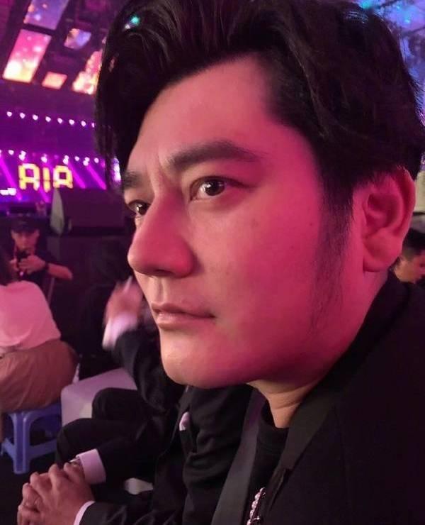 芒果男主持两月内头胖两倍,浑身膨胀没眼看!身体健康都受影响了