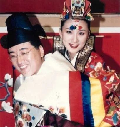 ▲金喜爱结婚照。婚礼照片有西式的，也有韩式的，都特别传统。