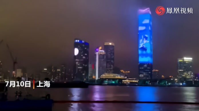 上海地标建筑及越江大桥亮灯 迎接“中国航海日”