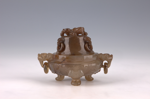 清 螭（chī）钮带盖龙耳三足玛瑙香炉，口径9.9，腹径15.9 ，通高12.1厘米
