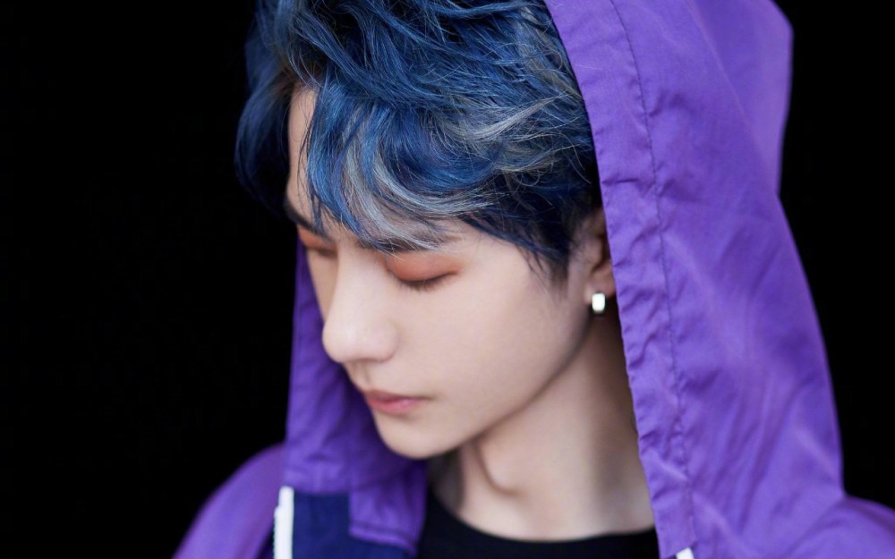 王一博演古装剧化爱豆妆,眼皮上眼影过浓,网友直言这是为了遮丑