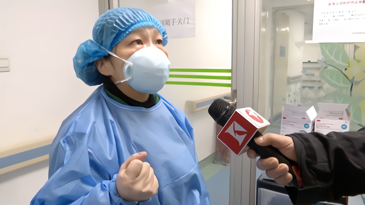 武汉金银潭医院护士：ICU病人情绪稳定 配合治疗