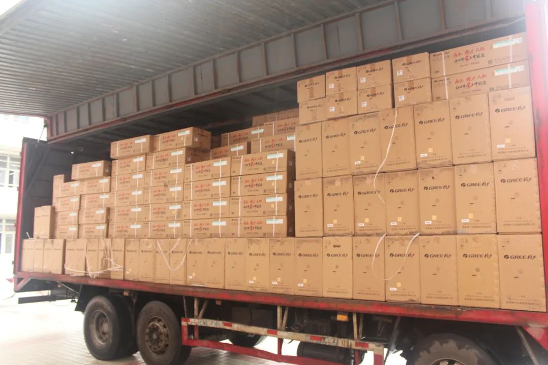 满载空调的货柜车开始下货