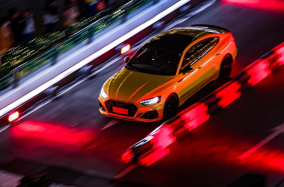 尤其是在霓虹灯影影绰绰的映照之下,新奥迪rs 4 avant有一种咄咄逼人