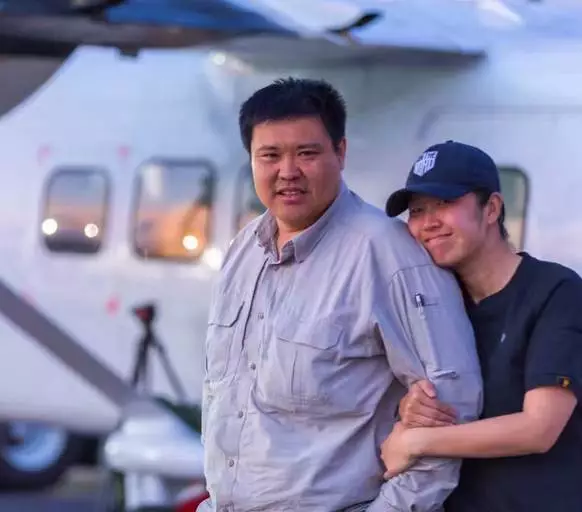 梁红哭得泪人似的说"要.